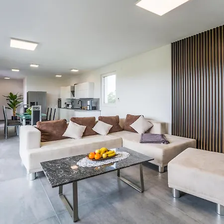 3 Bedroom Amazing In Nyaraló Valbandon