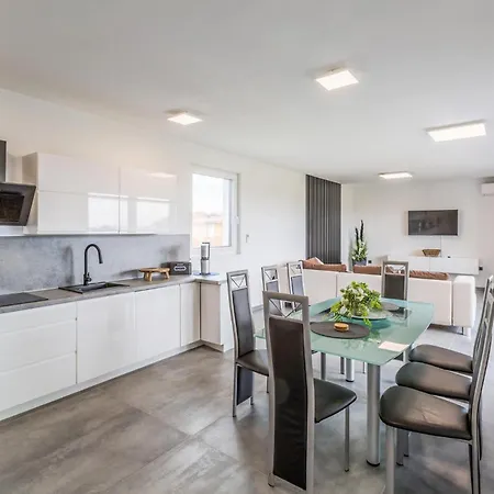 3 Bedroom Amazing In Valbandon